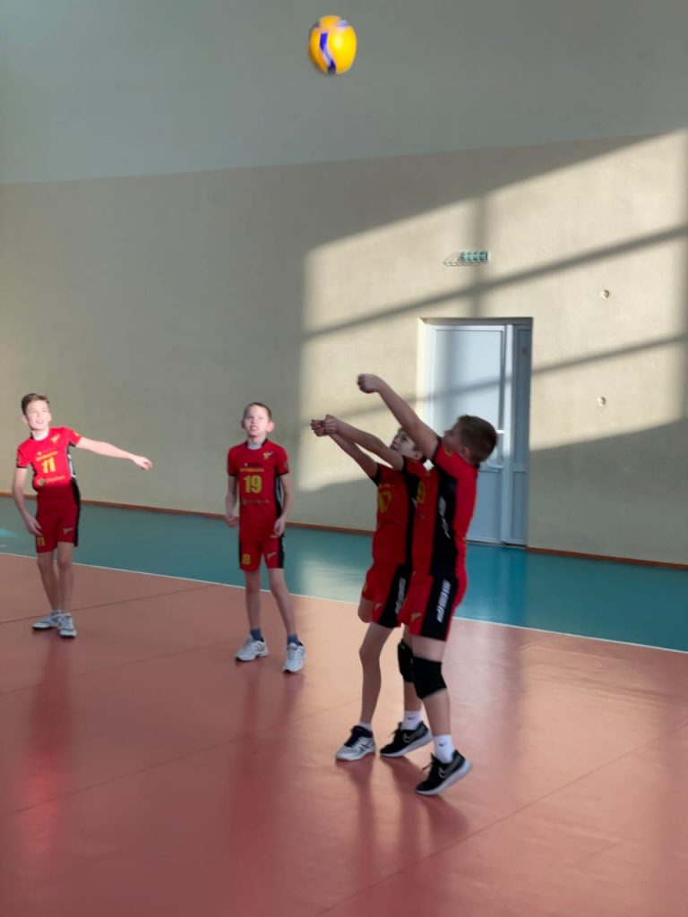 Волейболисты клуба по месту жительства «Южный» 2010 г.р. приняли участие в городском турнире по волейболу среди юношей 2007 г.р. и младше