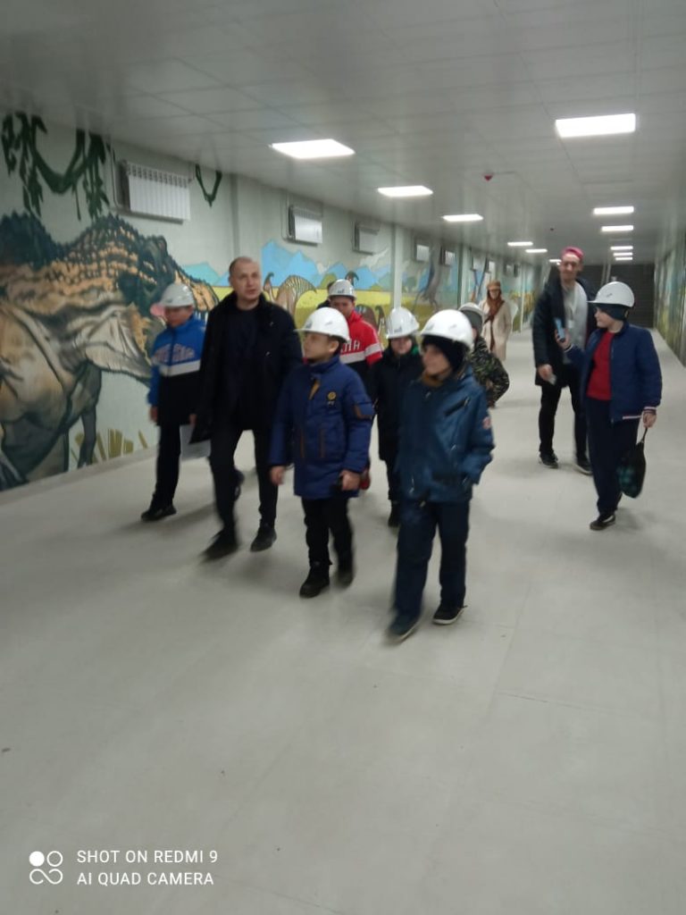 Воспитанники клуба по месту жительства "Октябрь" побывали на экскурсии в строящемся ледовом дворце спорта «Кузбасс»