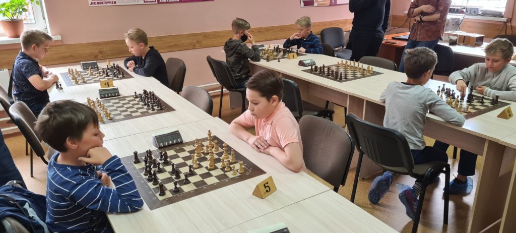 С 22 по 29 июня 2021 года в Городском шахматном клубе имени М.И. Найдова прошло Первенство г. Кемерово 2021 года по классическим шахматам среди мальчиков и девочек до 11 лет (2012 г.р.), до 13 лет (2010-2011 г.р.), среди юношей и девушек до 15 лет (2008-2009 г.р.), до 17 лет (2006-2007 г.р.), до 19 лет (2004-2005 г.р.)