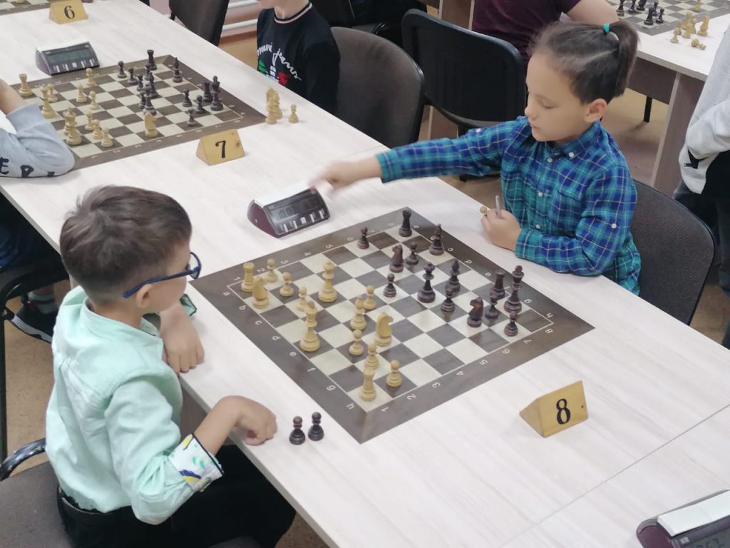 С 22 по 29 июня 2021 года в Городском шахматном клубе имени М.И. Найдова прошло Первенство г. Кемерово 2021 года по классическим шахматам среди мальчиков и девочек до 11 лет (2012 г.р.), до 13 лет (2010-2011 г.р.), среди юношей и девушек до 15 лет (2008-2009 г.р.), до 17 лет (2006-2007 г.р.), до 19 лет (2004-2005 г.р.)