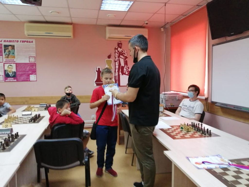 18 июля 2021 года в Городском шахматном клубе им. М.И. Найдова прошёл открытый городской детско-юношеский темпотурнир по шахматам, посвященный Международному дню шахмат.