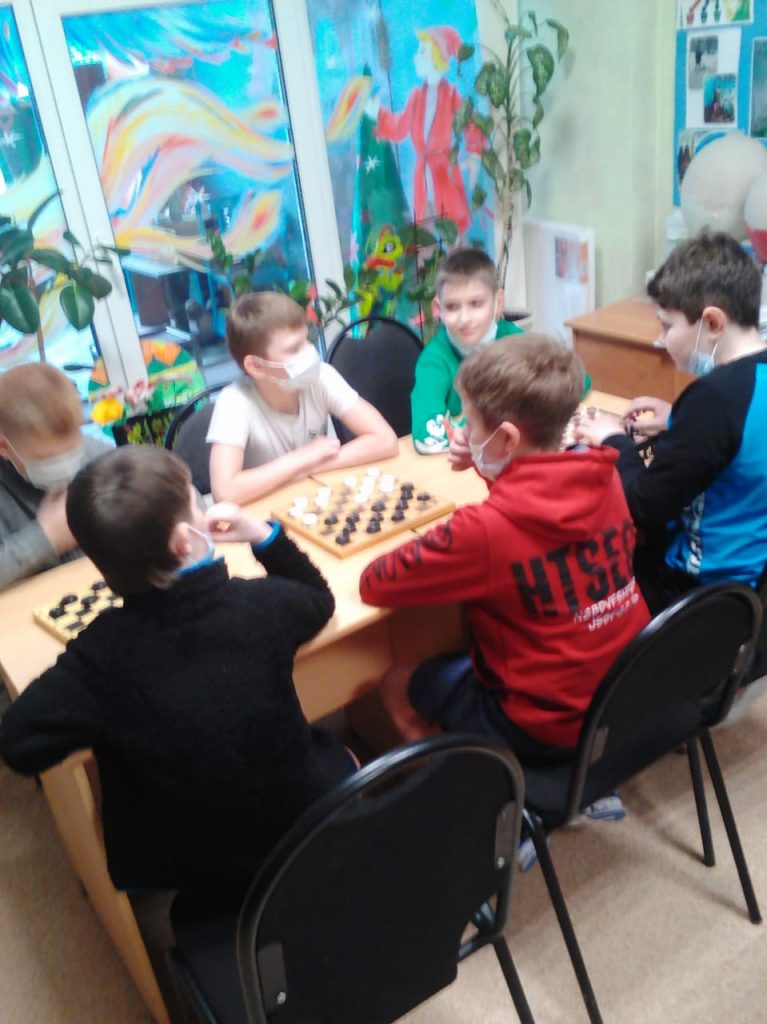 16 февраля 2022 года в клубе по месту жительства "Сибирь" прошли внутриклубные соревнования по шашкам среди детей в рамках акции "Будущее без наркотиков"