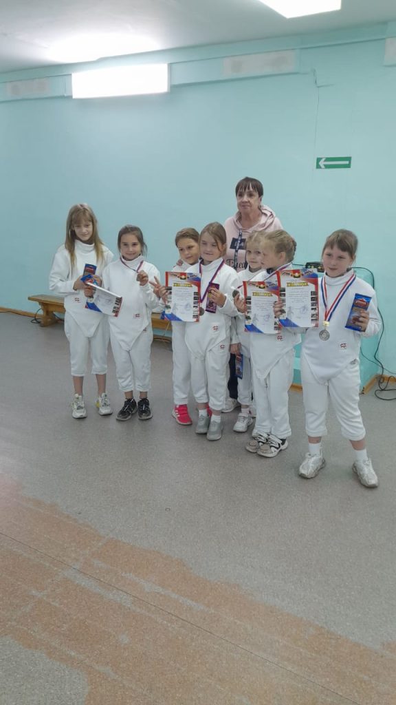 31 мая 2022 года в клубе по месту жительства «Янтарь» (пр. Октябрьский, 40А) прошли внутриклубные соревнования по фехтованию на саблях, посвященные Международному Дню защиты детей