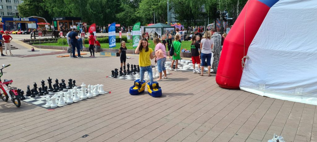 25 июня 2022 года работники МАУ «Клубы по месту жительства» приняли участие в городском мероприятии, посвященному празднованию Дня молодежи, в линейном парке бульвара Строителей города Кемерово