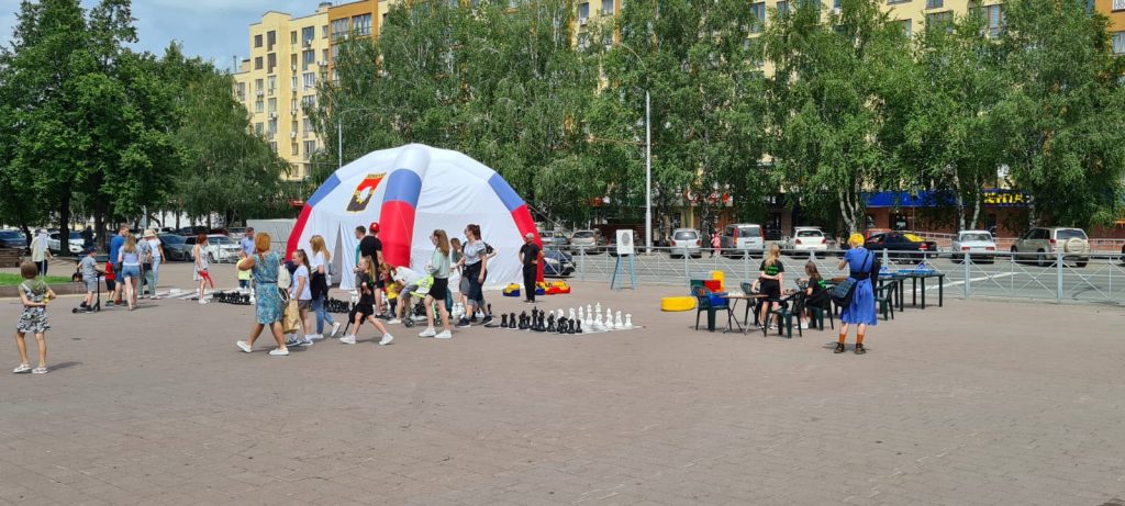 25 июня 2022 года работники МАУ «Клубы по месту жительства» приняли участие в городском мероприятии, посвященному празднованию Дня молодежи, в линейном парке бульвара Строителей города Кемерово
