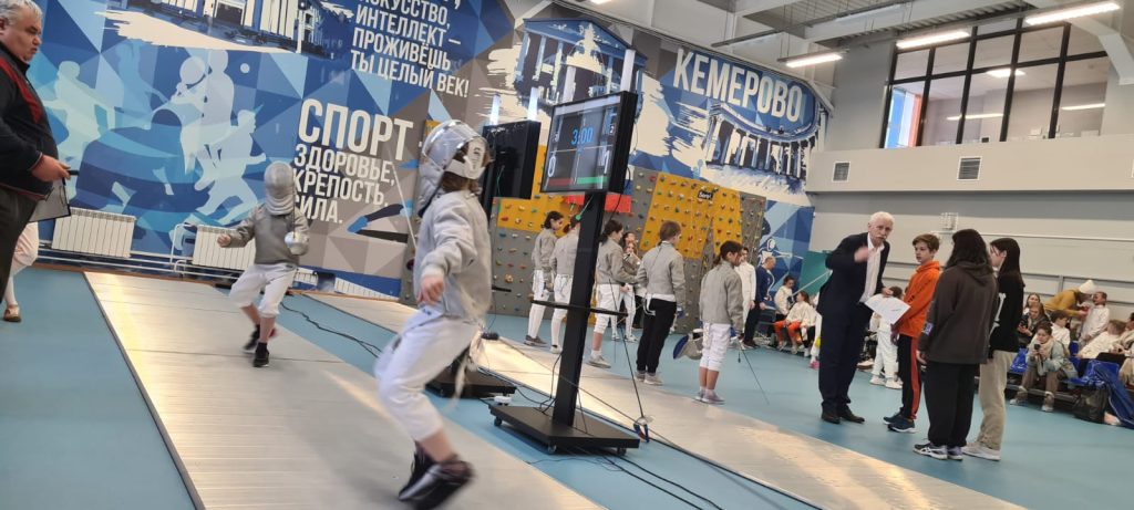 25 декабря 2022 года в спортивном зале МБОУ «СОШ №5» прошло Новогоднее первенство города Кемерово по фехтованию на саблях на призы Деда Мороза
