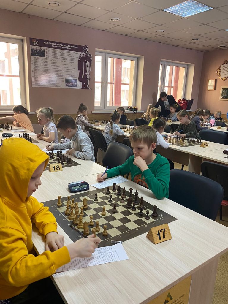 25 – 28 марта в Городском шахматном клубе имени М.И. Найдова прошло Первенство г. Кемерово по классическим шахматам среди мальчиков и девочек до 11 и до 13 лет. Всего в Первенстве принимали участие 106 человек