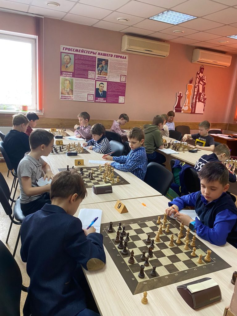 25 – 28 марта в Городском шахматном клубе имени М.И. Найдова прошло Первенство г. Кемерово по классическим шахматам среди мальчиков и девочек до 11 и до 13 лет. Всего в Первенстве принимали участие 106 человек