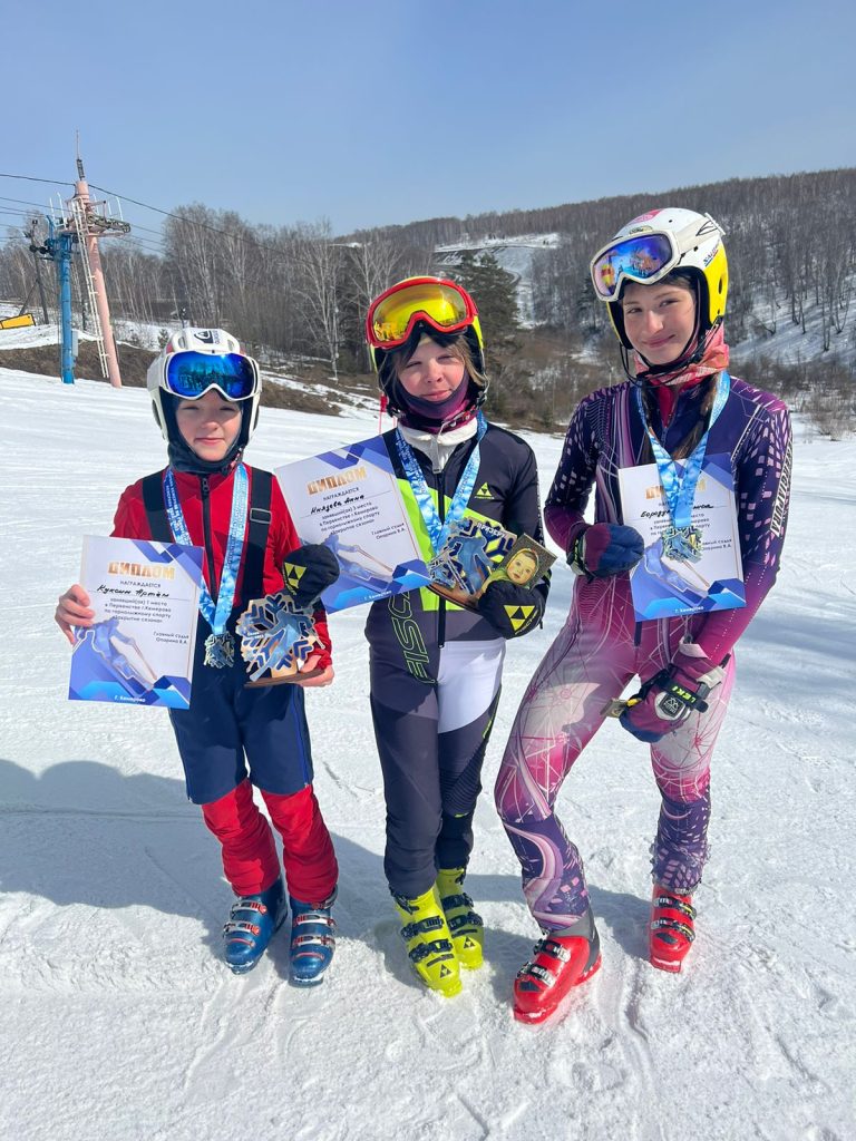 2 апреля 2023 года на горе Люскус прошло спортивно-массовое мероприятие по горным лыжам и бордкроссу при участии детей и подростков клуба по месту жительства «Ракета»