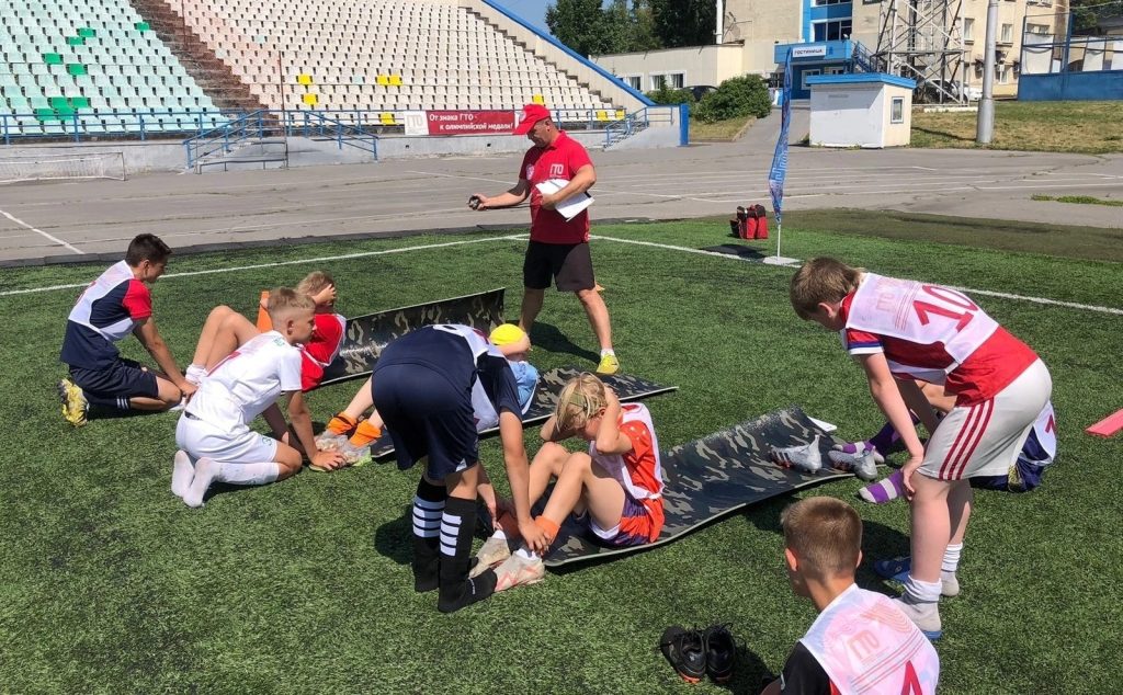24 июля 2024 года в рамках регионального проекта “Лето с ГТО в Кузбассе” юные футболисты летнего тренировочного лагеря “Football Skills” успешно выполнили нормативы испытаний комплекса ГТО!