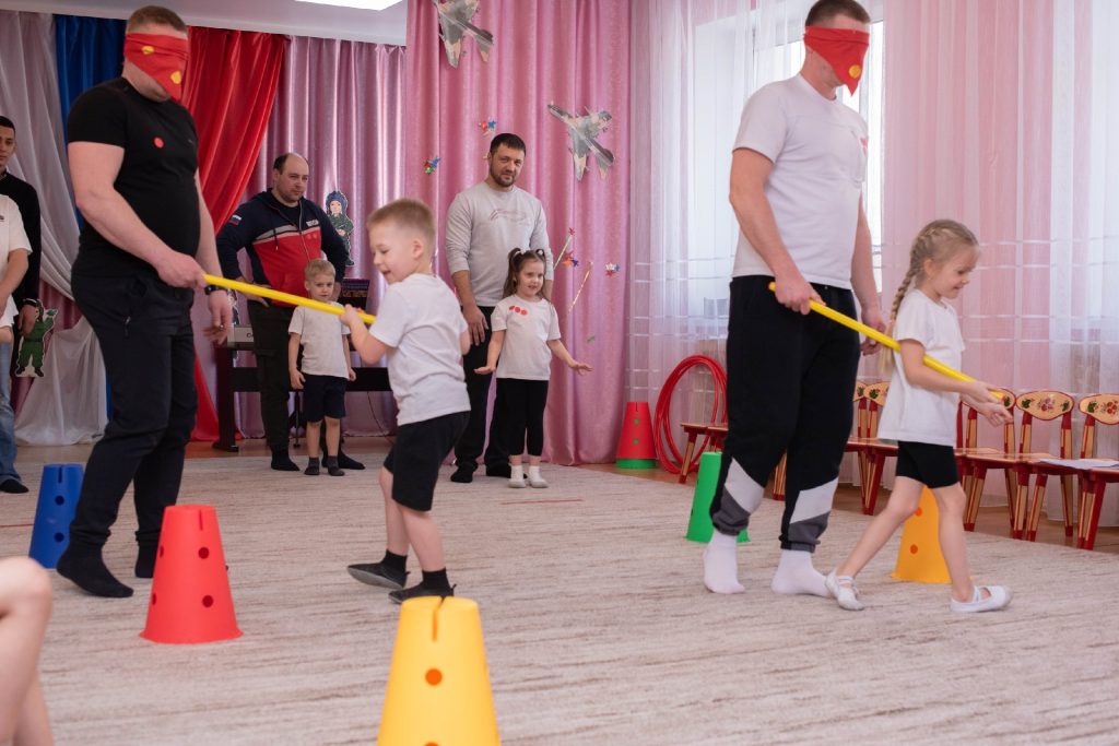 10 марта 2025 года специалисты Центра тестирования ГТО МАУ «Клубы по месту жительства» посетили МАДОУ №10 "Детский сад комбинированного вида" г. Кемерово, где провели увлекательный спортивный праздник под названием "Весёлые ребята"! 🎉