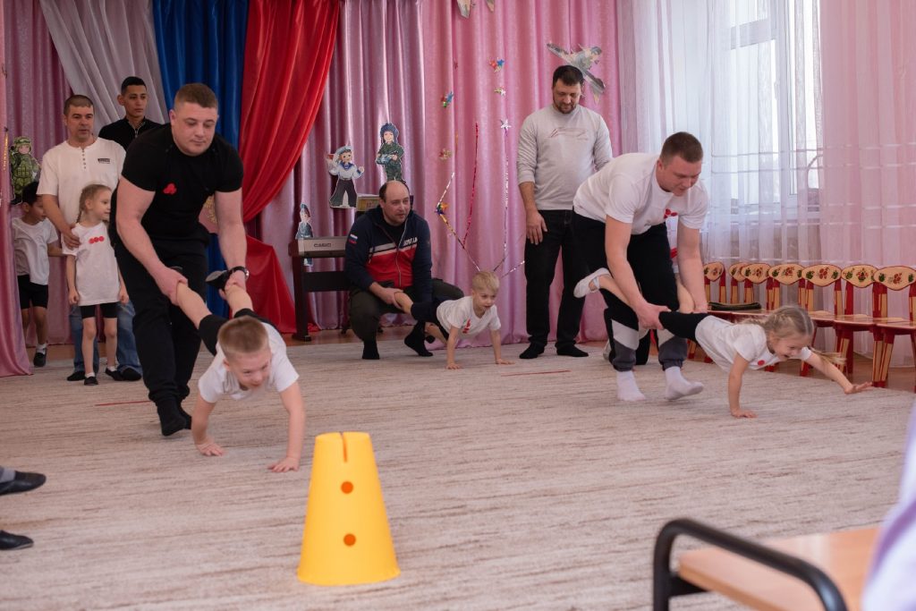 10 марта 2025 года специалисты Центра тестирования ГТО МАУ «Клубы по месту жительства» посетили МАДОУ №10 "Детский сад комбинированного вида" г. Кемерово, где провели увлекательный спортивный праздник под названием "Весёлые ребята"! 🎉