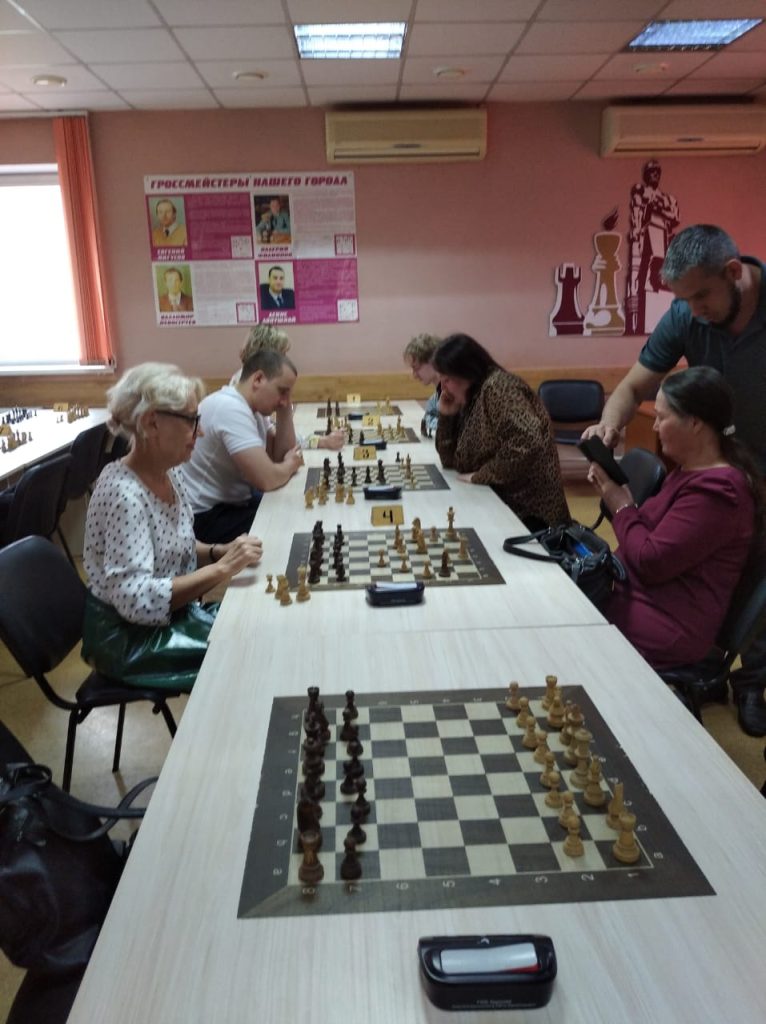 ♟️ 6 мая 2025 года в Городском шахматном клубе им. М.И. Найдова прошли соревнования по шахматам в рамках муниципального этапа физкультурно-спортивного фестиваля среди работников образования г. Кемерово
