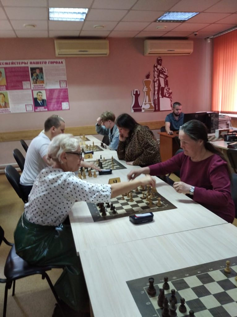 ♟️ 6 мая 2025 года в Городском шахматном клубе им. М.И. Найдова прошли соревнования по шахматам в рамках муниципального этапа физкультурно-спортивного фестиваля среди работников образования г. Кемерово