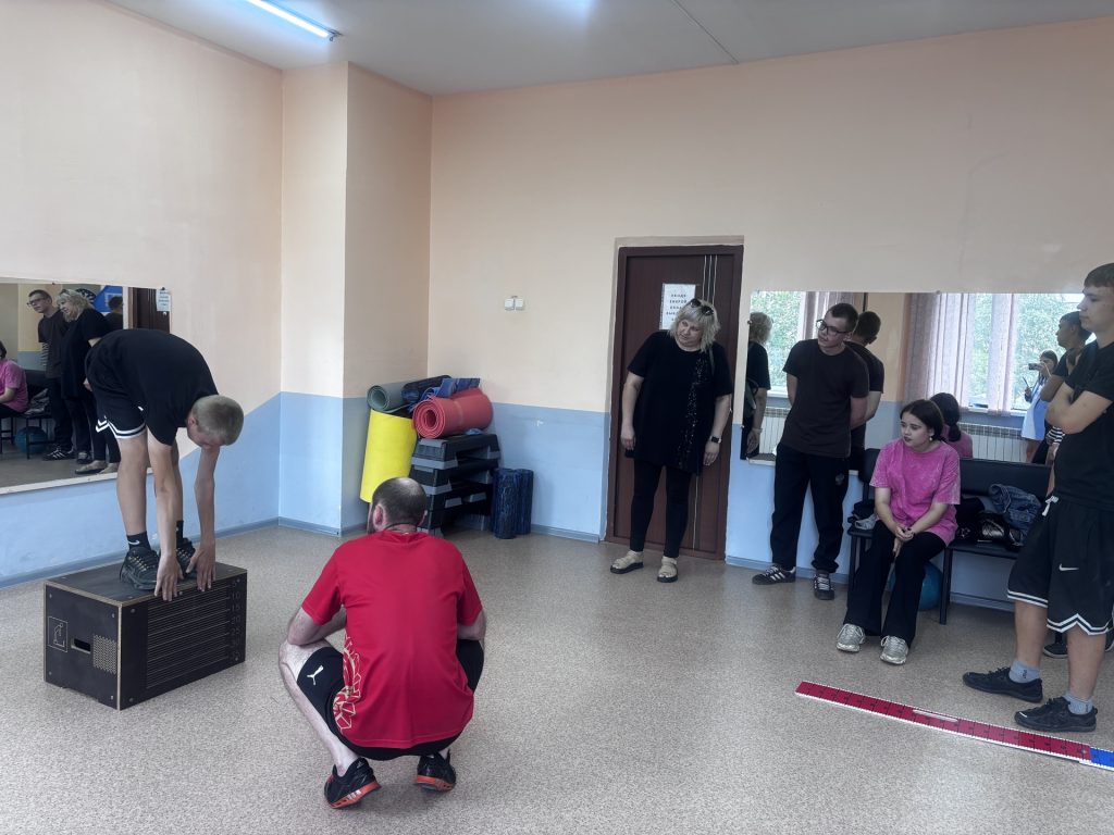 10 июля 2025 года в рамках проекта «Равнение на ГТО» на базе клуба по месту жительства «Восход» в Центре тестирования ГТО МАУ «КМЖ» состоялся прием нормативов Всероссийского физкультурно-спортивного комплекса «Готов к Труду и Обороне» (ГТО) среди несовершеннолетних Заводского района города Кемерово, состоящих на различного вида профилактических учетах