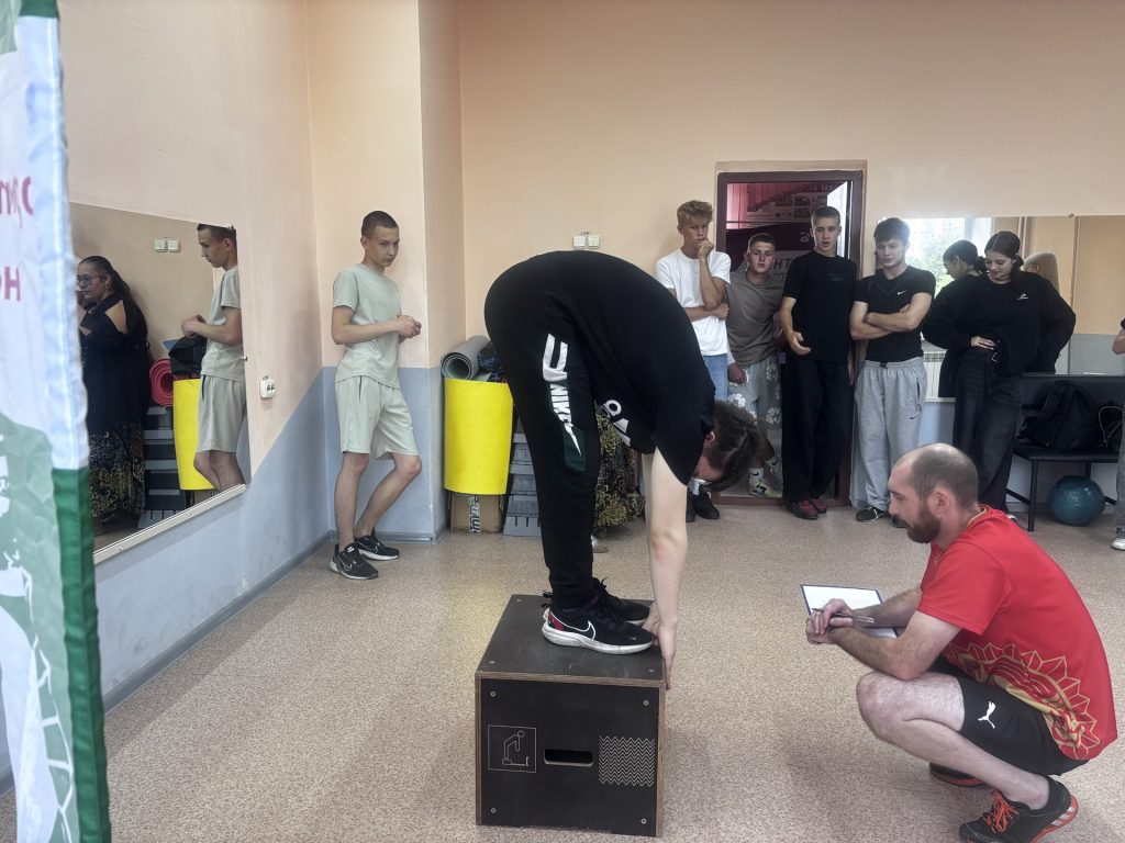 10 июля 2025 года в рамках проекта «Равнение на ГТО» на базе клуба по месту жительства «Восход» в Центре тестирования ГТО МАУ «КМЖ» состоялся прием нормативов Всероссийского физкультурно-спортивного комплекса «Готов к Труду и Обороне» (ГТО) среди несовершеннолетних Заводского района города Кемерово, состоящих на различного вида профилактических учетах