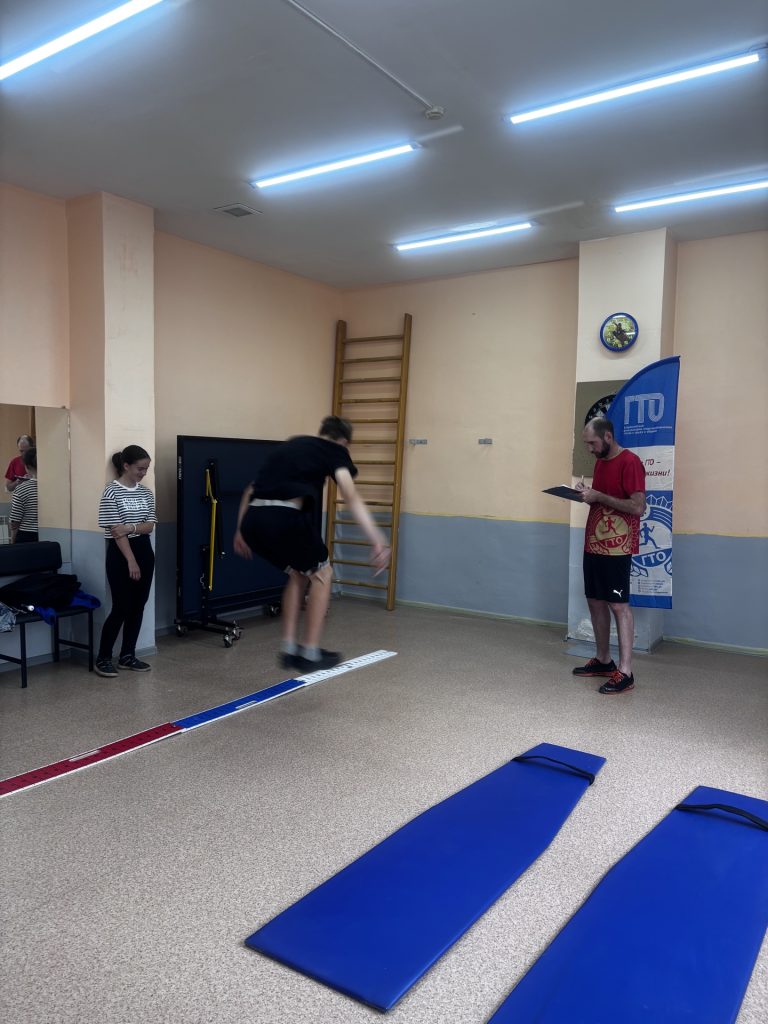 10 июля 2025 года в рамках проекта «Равнение на ГТО» на базе клуба по месту жительства «Восход» в Центре тестирования ГТО МАУ «КМЖ» состоялся прием нормативов Всероссийского физкультурно-спортивного комплекса «Готов к Труду и Обороне» (ГТО) среди несовершеннолетних Заводского района города Кемерово, состоящих на различного вида профилактических учетах