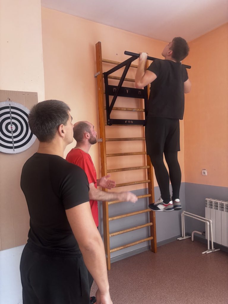 🌟 5 августа 2025 года сотрудники ГУ МВД России по Кемеровской области - Кузбассу выполнили нормативы Всероссийского физкультурно-спортивного комплекса «Готов к Труду и Обороне» (ГТО) в Центре тестирования МАУ «Клубы по месту жительства» 🎉