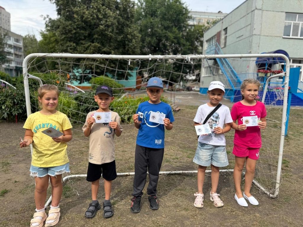 Лето с ГТО. 5 августа 2025 года специалисты Центра тестирования ГТО МАУ «Клубы по месту жительства» вручили знаки отличия будущим первоклассникам