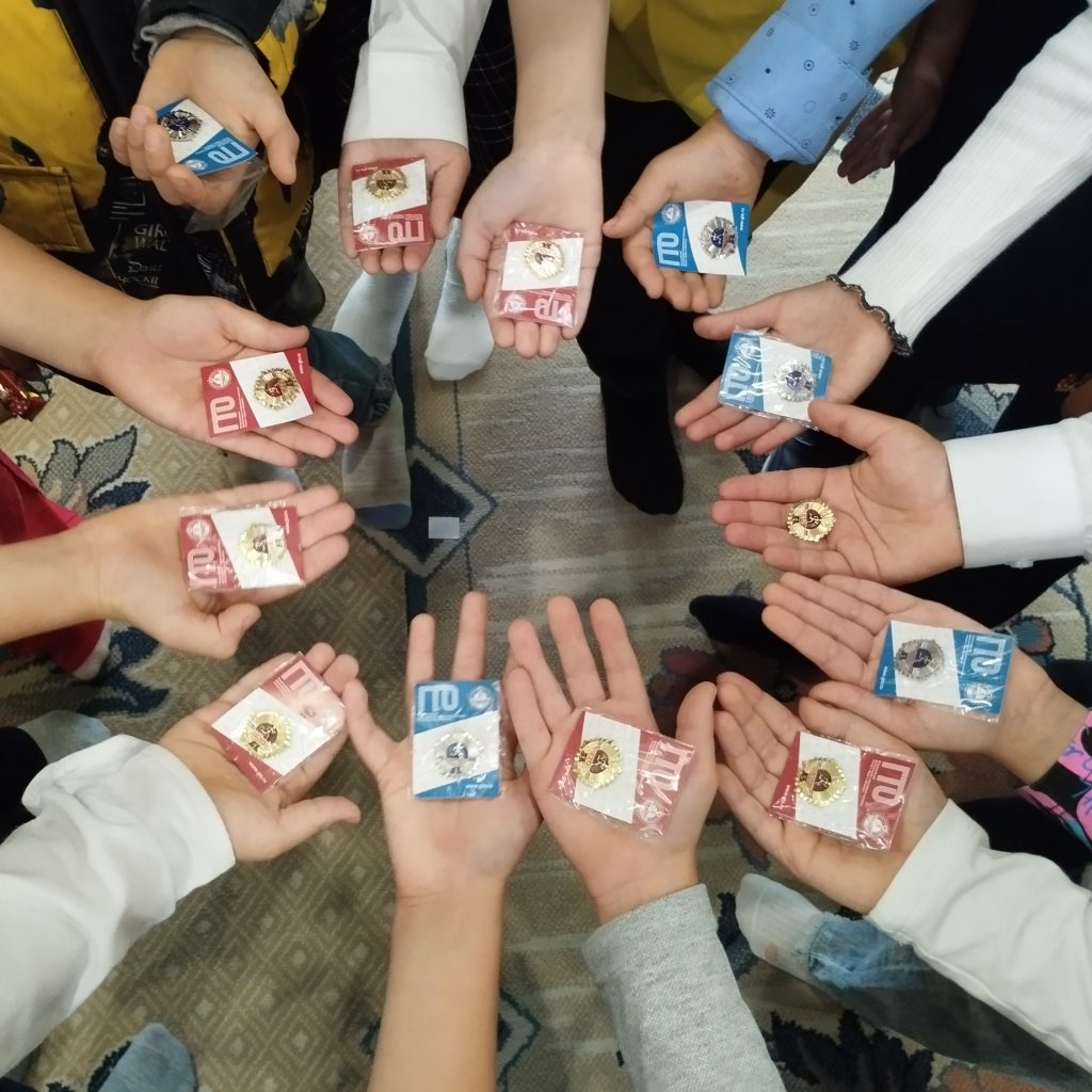 Клубы по месту жительства 5 сентября 2025 года в стенах МБДОУ №229 города Кемерово прошёл настоящий праздник! Сегодня здесь состоялось торжественное вручение знаков отличия Всероссийского физкультурно-спортивного комплекса "Готов к труду и обороне" (ГТО)