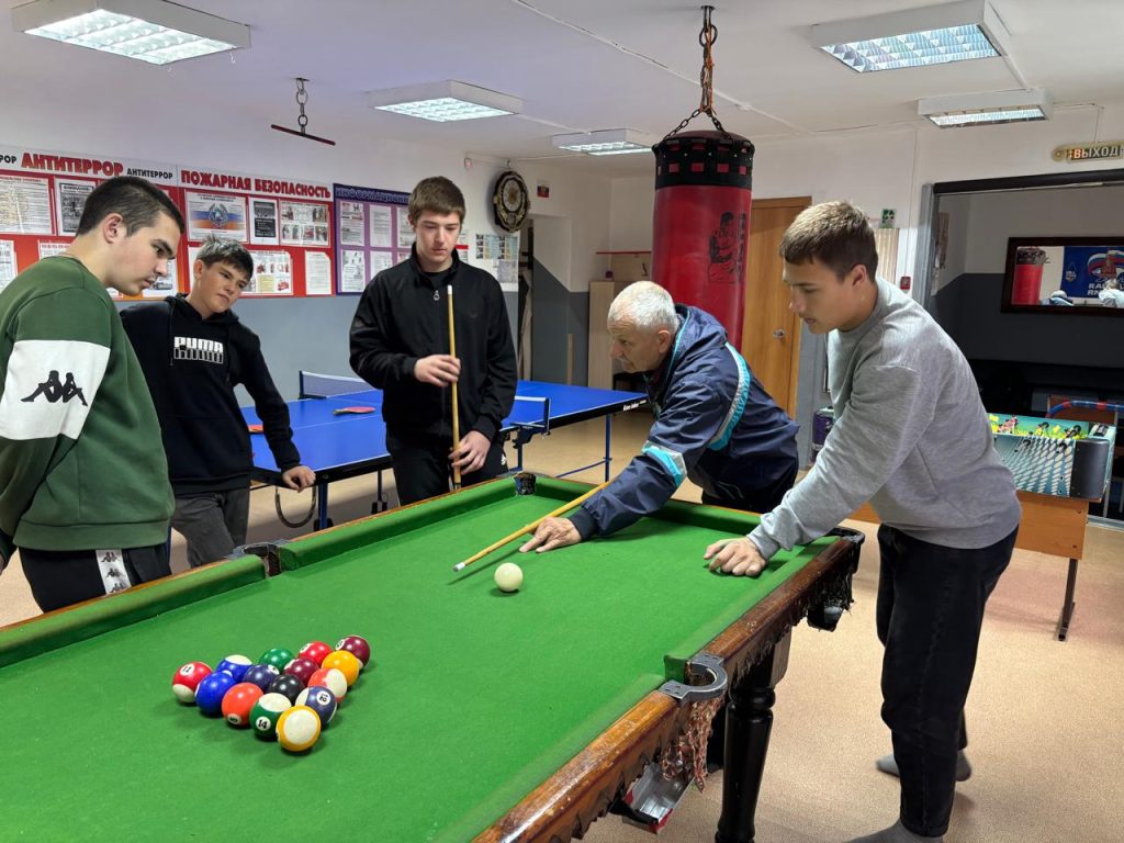 4 сентября 2025 года в клубе по месту жительства "Алмаз" прошел мастер-класс по бильярду в рамках организованных встреч с подростками и молодежью, склонной к совершению правонарушений в г. Кемерово