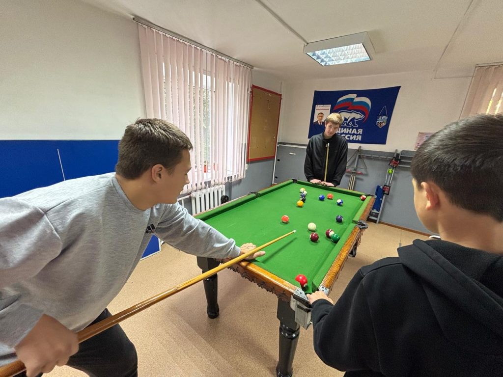 4 сентября 2025 года в клубе по месту жительства "Алмаз" прошел мастер-класс по бильярду в рамках организованных встреч с подростками и молодежью, склонной к совершению правонарушений в г. Кемерово