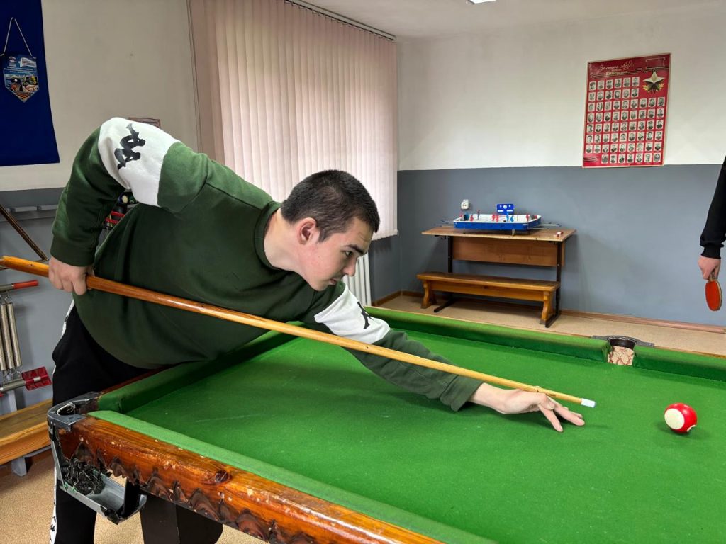4 сентября 2025 года в клубе по месту жительства "Алмаз" прошел мастер-класс по бильярду в рамках организованных встреч с подростками и молодежью, склонной к совершению правонарушений в г. Кемерово