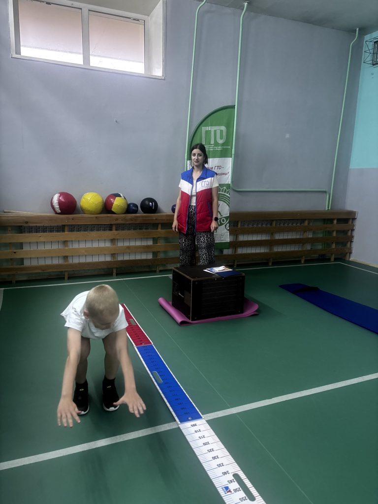 Клубы по месту жительства 25 сентября 2025 года ученик 4-го класса школы №94 города Кемерово, которому всего 10 лет, с блеском выполнил все нормативы Всероссийского физкультурно-спортивного комплекса «Готов к Труду и Обороне» (ГТО) в центре тестирования ГТО МАУ «Клубы по месту жительства», клуб "Восход" 💪