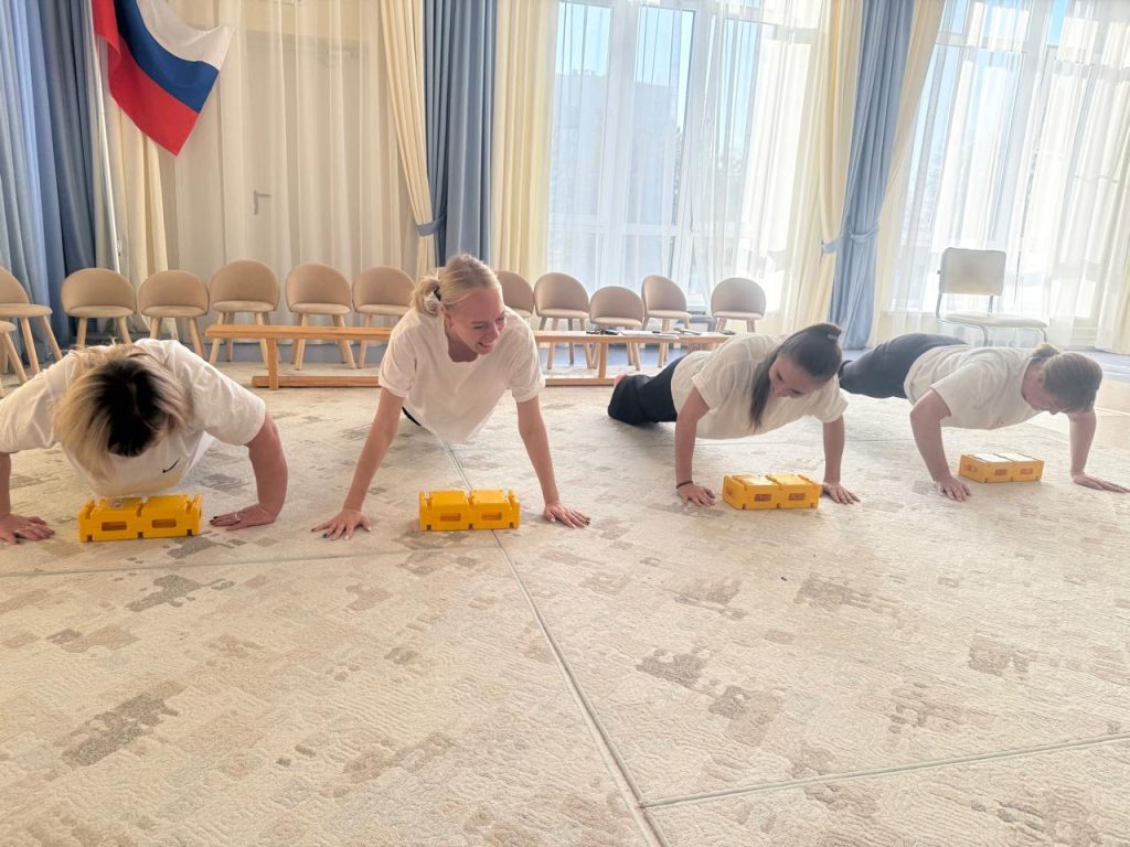 Здоровый образ жизни становится всё более популярным среди работников дошкольного образования Кемерово. 21 октября 2025 года коллектив детского сада № 191 продемонстрировал отличную физическую подготовку, успешно пройдя испытания Всероссийского физкультурно-спортивного комплекса «Готов к труду и обороне»