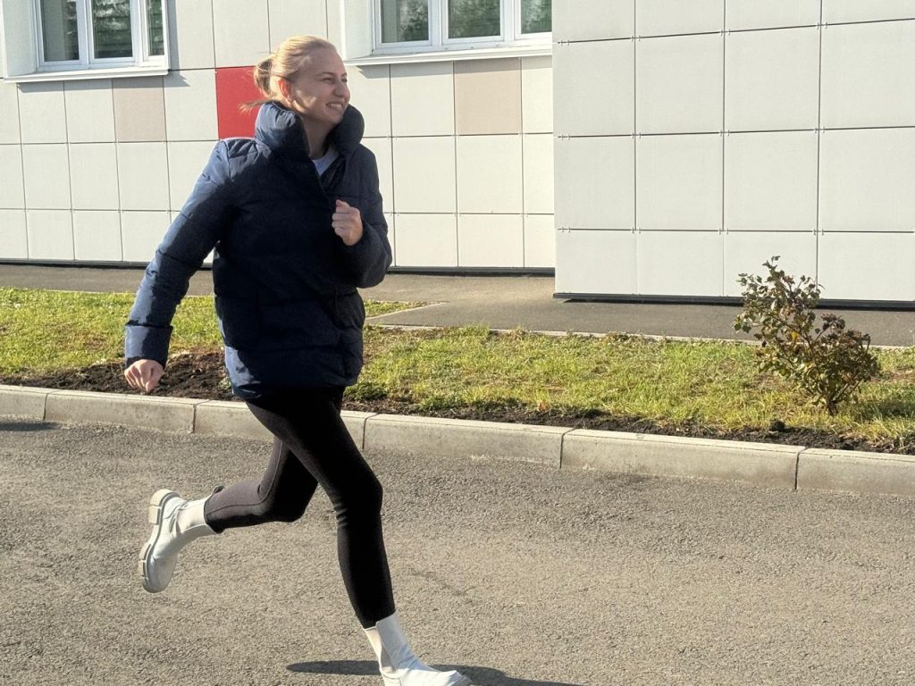 Здоровый образ жизни становится всё более популярным среди работников дошкольного образования Кемерово. 21 октября 2025 года коллектив детского сада № 191 продемонстрировал отличную физическую подготовку, успешно пройдя испытания Всероссийского физкультурно-спортивного комплекса «Готов к труду и обороне»