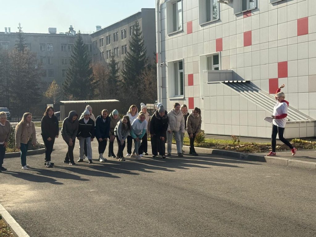 Здоровый образ жизни становится всё более популярным среди работников дошкольного образования Кемерово. 21 октября 2025 года коллектив детского сада № 191 продемонстрировал отличную физическую подготовку, успешно пройдя испытания Всероссийского физкультурно-спортивного комплекса «Готов к труду и обороне»