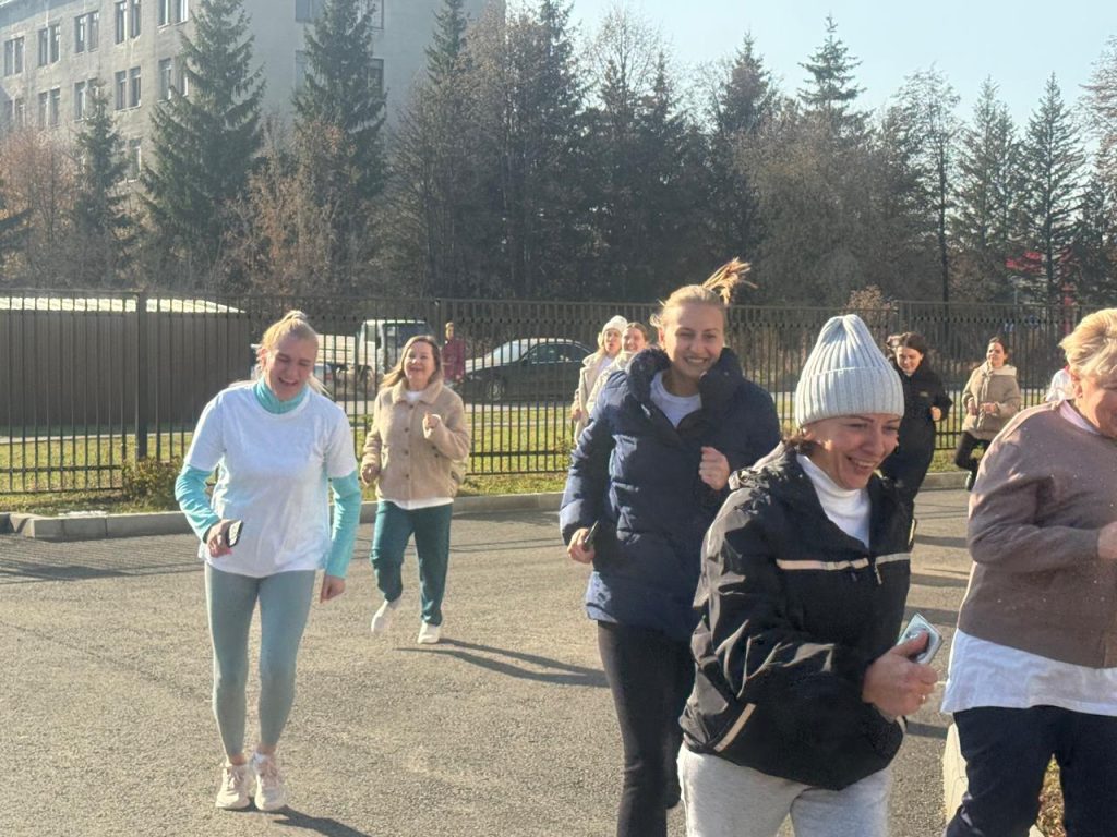 Здоровый образ жизни становится всё более популярным среди работников дошкольного образования Кемерово. 21 октября 2025 года коллектив детского сада № 191 продемонстрировал отличную физическую подготовку, успешно пройдя испытания Всероссийского физкультурно-спортивного комплекса «Готов к труду и обороне»