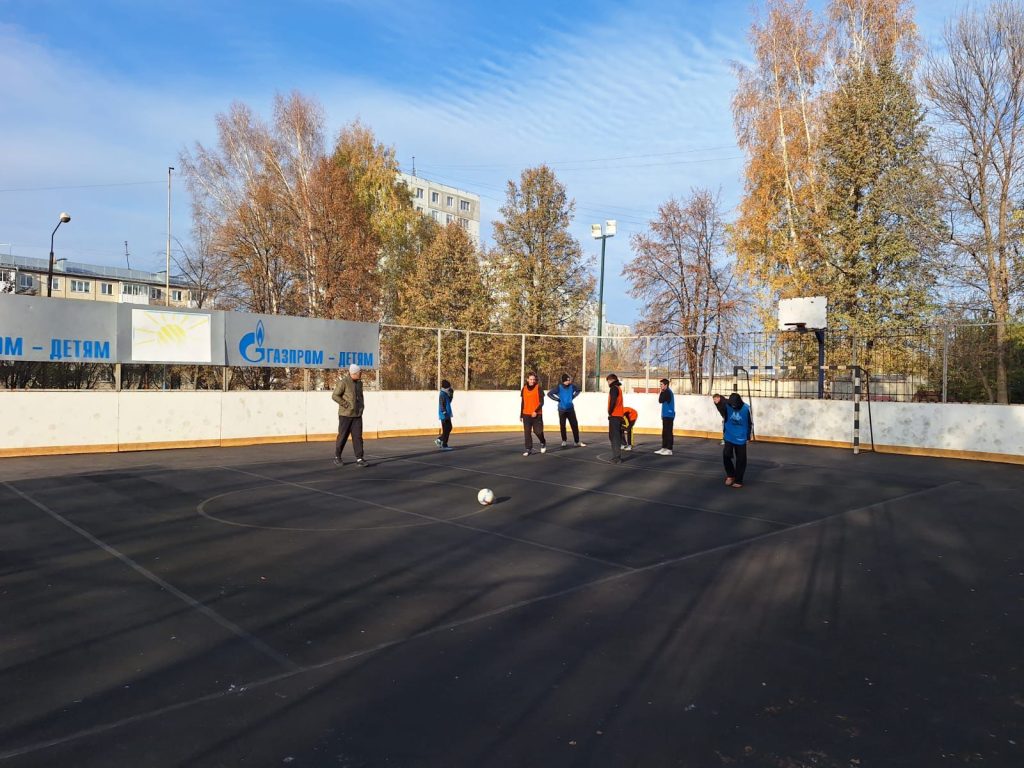 🏆 15 октября 2025 года на базе Дворца творчества Ленинского района состоялся захватывающий районный турнир по мини-футболу, посвящённый Дню отца