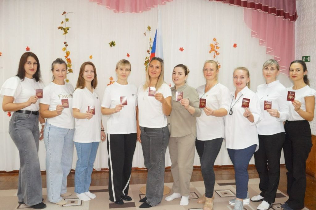 13 октября 2025 года специалисты центра тестирования ГТО г. Кемерово вручили знаки отличия ВФСК ГТО воспитателям детского сада МБДОУ №211 «Детский сад»