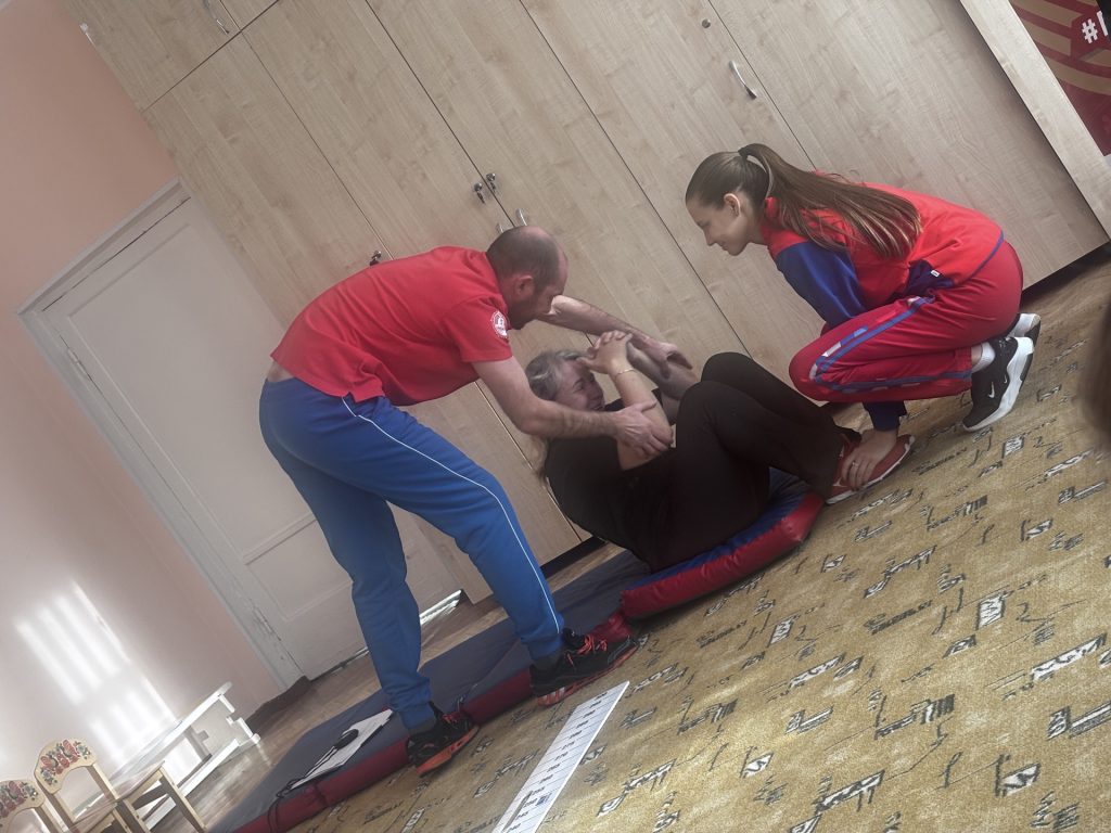 23 октября 2025 года дошкольное учреждение №48 города Кемерово стало центром спортивных событий. В этот день детский сад посетил центр тестирования ГТО МАУ «Клубы по месту жительства», чтобы провести важное мероприятие — приём нормативов Всероссийского физкультурно-спортивного комплекса «Готов к труду и обороне».