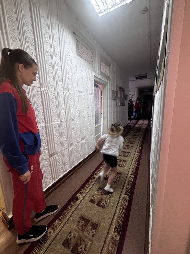 23 октября 2025 года дошкольное учреждение №48 города Кемерово стало центром спортивных событий. В этот день детский сад посетил центр тестирования ГТО МАУ «Клубы по месту жительства», чтобы провести важное мероприятие — приём нормативов Всероссийского физкультурно-спортивного комплекса «Готов к труду и обороне».