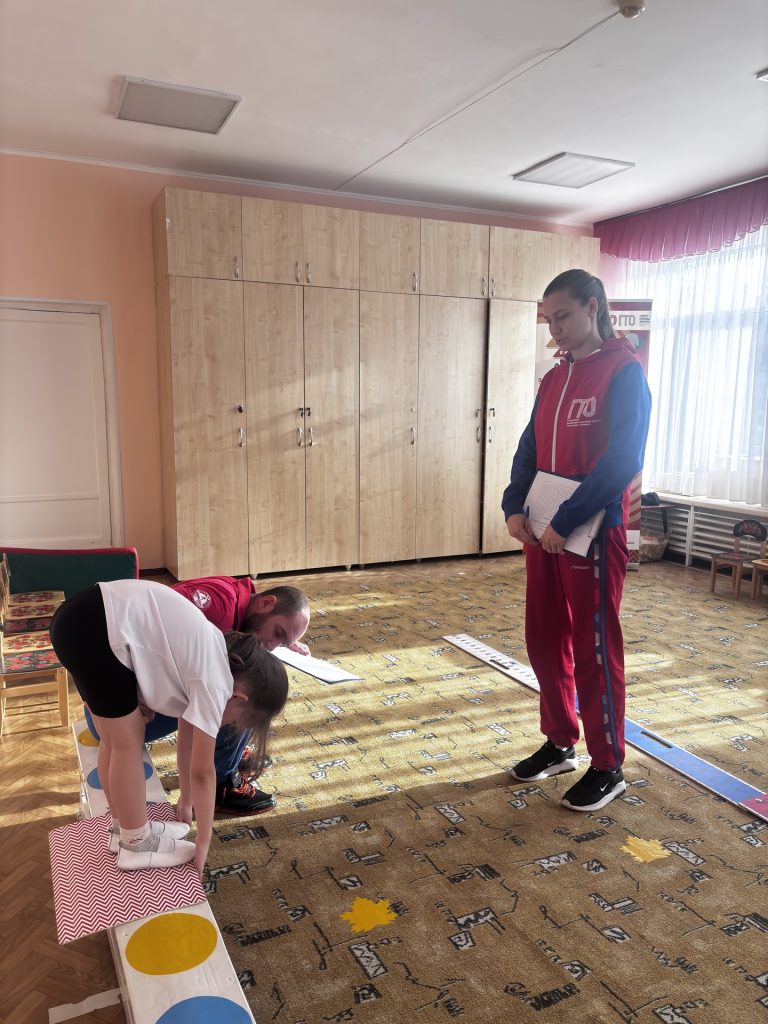 23 октября 2025 года дошкольное учреждение №48 города Кемерово стало центром спортивных событий. В этот день детский сад посетил центр тестирования ГТО МАУ «Клубы по месту жительства», чтобы провести важное мероприятие — приём нормативов Всероссийского физкультурно-спортивного комплекса «Готов к труду и обороне».