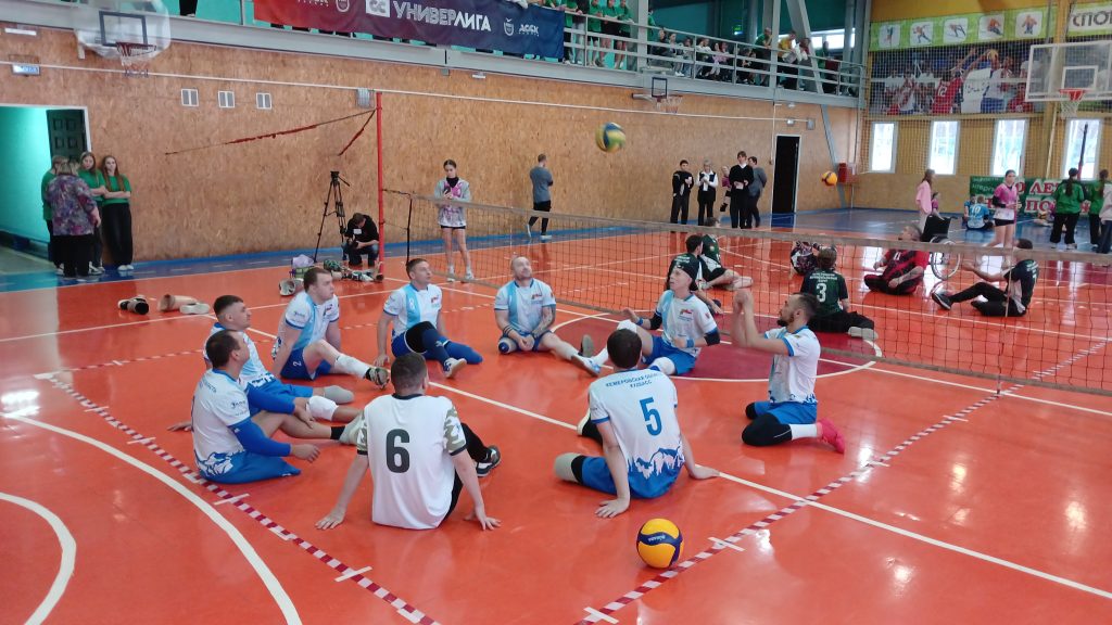 Клубы по месту жительства 27 ноября 2025 года в ГБПОУ «Прокопьевский техникум физической культуры» состоялся спортивный турнир по волейболу сидя «Кубок Жемчужины», приуроченный к Международному дню инвалидов