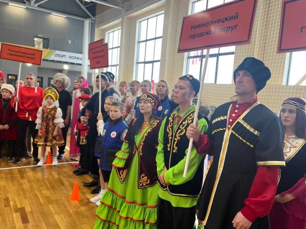 Клубы по месту жительства Сегодня в Гурьевске ярко и торжественно прошел Региональный многонациональный фестиваль ВФСК ГТО «В ГТО мы ЕДИНЫ!», посвященный Дню народного единства! 🌍🤝