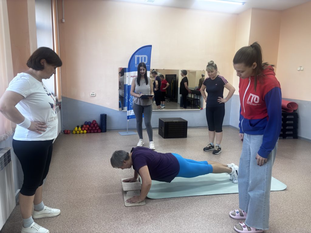 1 ноября 2025 года сотрудники центра тестирования ГТО МАУ "КМЖ" провели оценку физической подготовки среди групп занимающихся фитнесом в клубе по месту жительства "Восход".