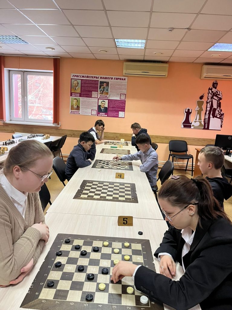 Клубы по месту жительства 13 ноября 2025 года в Городском шахматном клубе им. М.И. Найдова прошли городские соревнования по шашкам в рамках городской Спартакиады среди обучающихся общеобразовательных школ-интернатов, общеобразовательных школ психолого-педагогической поддержки и общеобразовательных школ с классами для детей с ОВЗ города Кемерово