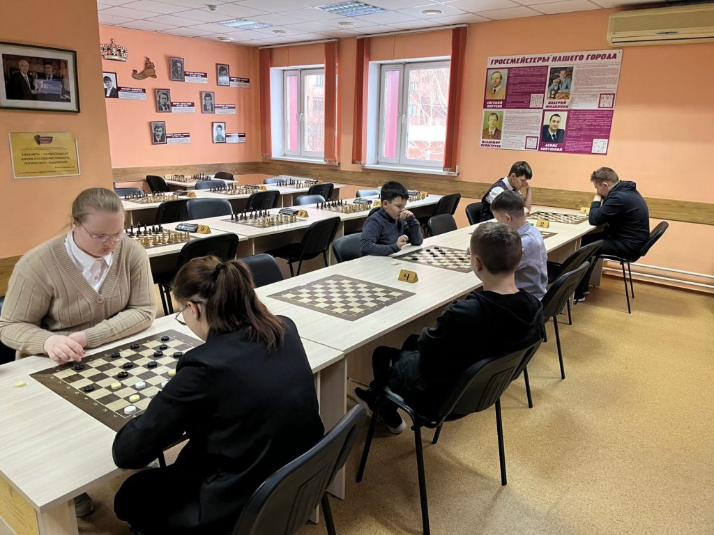 Клубы по месту жительства 13 ноября 2025 года в Городском шахматном клубе им. М.И. Найдова прошли городские соревнования по шашкам в рамках городской Спартакиады среди обучающихся общеобразовательных школ-интернатов, общеобразовательных школ психолого-педагогической поддержки и общеобразовательных школ с классами для детей с ОВЗ города Кемерово