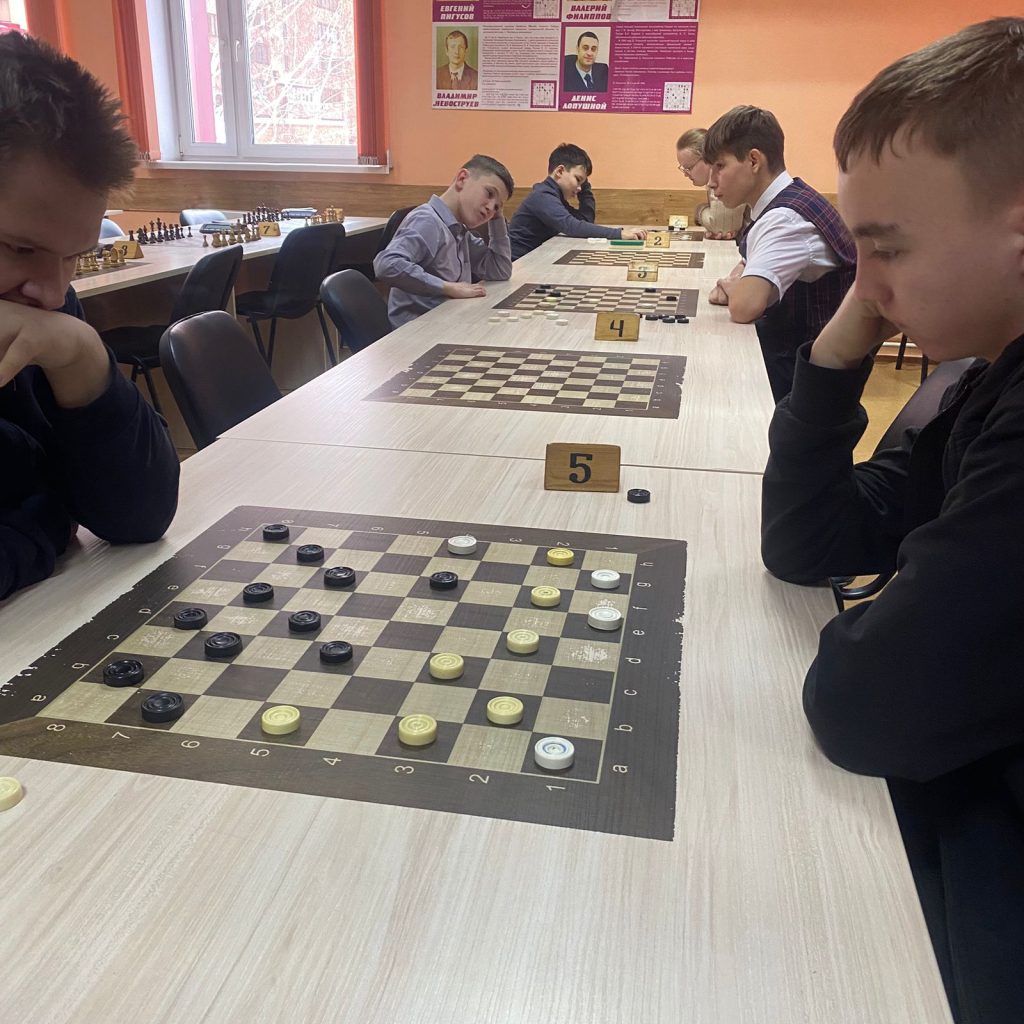 Клубы по месту жительства 13 ноября 2025 года в Городском шахматном клубе им. М.И. Найдова прошли городские соревнования по шашкам в рамках городской Спартакиады среди обучающихся общеобразовательных школ-интернатов, общеобразовательных школ психолого-педагогической поддержки и общеобразовательных школ с классами для детей с ОВЗ города Кемерово