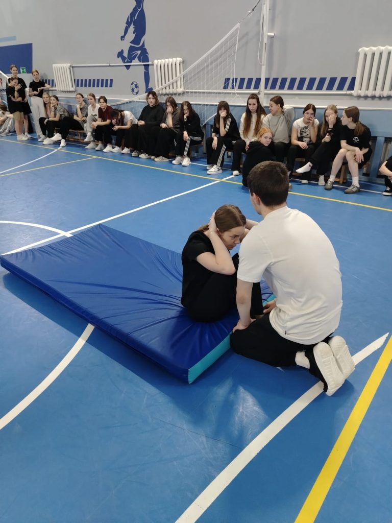 25 ноября 2025 года специалисты центра тестирования ГТО МАУ «Клубы по месту жительства» провели прием нормативов Всероссийского физкультурно-спортивного комплекса (ВФСК) «Готов к труду и обороне» у студентов Кемеровского кооперативного техникума (ККТ).