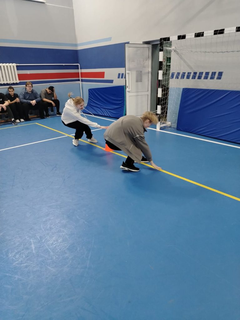 25 ноября 2025 года специалисты центра тестирования ГТО МАУ «Клубы по месту жительства» провели прием нормативов Всероссийского физкультурно-спортивного комплекса (ВФСК) «Готов к труду и обороне» у студентов Кемеровского кооперативного техникума (ККТ).