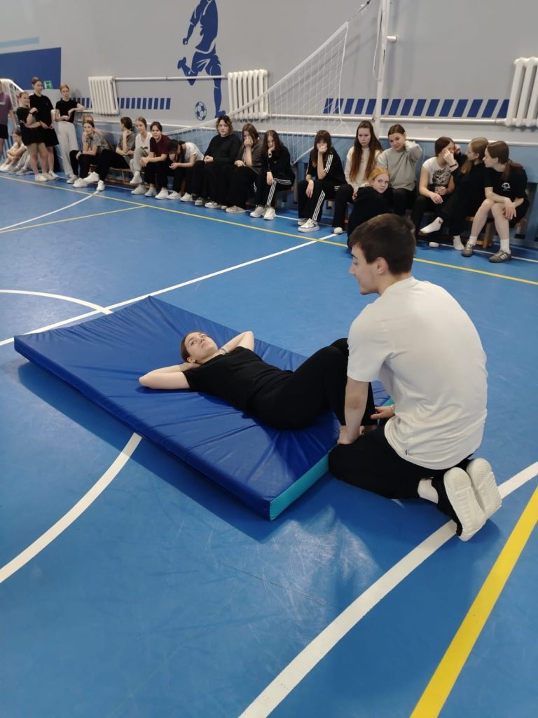 25 ноября 2025 года специалисты центра тестирования ГТО МАУ «Клубы по месту жительства» провели прием нормативов Всероссийского физкультурно-спортивного комплекса (ВФСК) «Готов к труду и обороне» у студентов Кемеровского кооперативного техникума (ККТ).