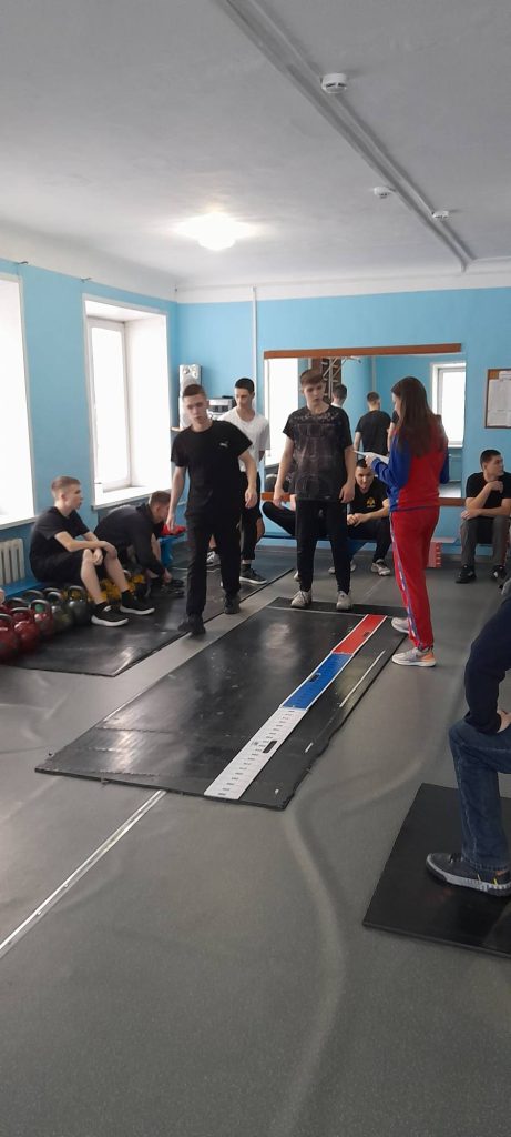 Клубы по месту жительства 11 декабря 2025 года кадеты Губернаторской кадетской школы-интерната полиции (ГБНОУ "ГКШИП") в количестве 43 человек продемонстрировали свою физическую подготовку, сдавая нормативы Всероссийского физкультурно-спортивного комплекса "Готов к труду и обороне"