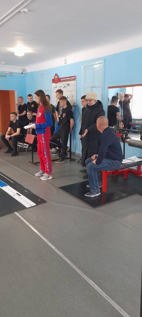 Клубы по месту жительства 11 декабря 2025 года кадеты Губернаторской кадетской школы-интерната полиции (ГБНОУ "ГКШИП") в количестве 43 человек продемонстрировали свою физическую подготовку, сдавая нормативы Всероссийского физкультурно-спортивного комплекса "Готов к труду и обороне"