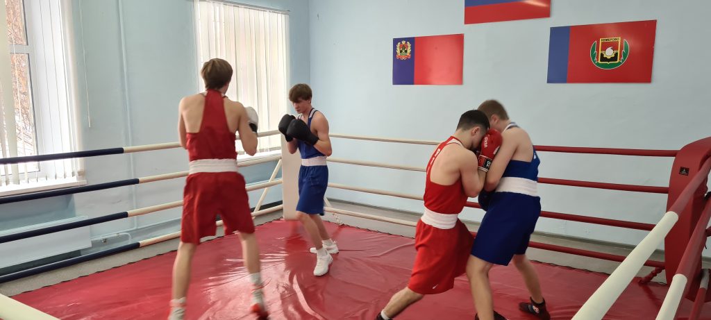 🥊 29 декабря 2025 года в клубе по месту жительства «Вперёд» прошёл увлекательный мастер‑класс по боксу «Открытый ринг». Мероприятие провёл опытный инструктор по спорту — Чигрик Эдуард Николаевич.