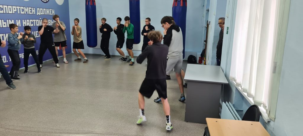 🥊 29 декабря 2025 года в клубе по месту жительства «Вперёд» прошёл увлекательный мастер‑класс по боксу «Открытый ринг». Мероприятие провёл опытный инструктор по спорту — Чигрик Эдуард Николаевич.